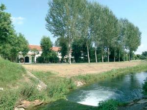 Foto dell'agriturimo al Vecchio Mulino visto dall'argine del fiume Bidoggia