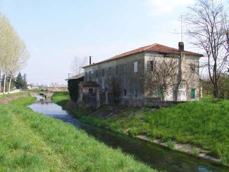 Foto dell'esterno del vecchio mulino